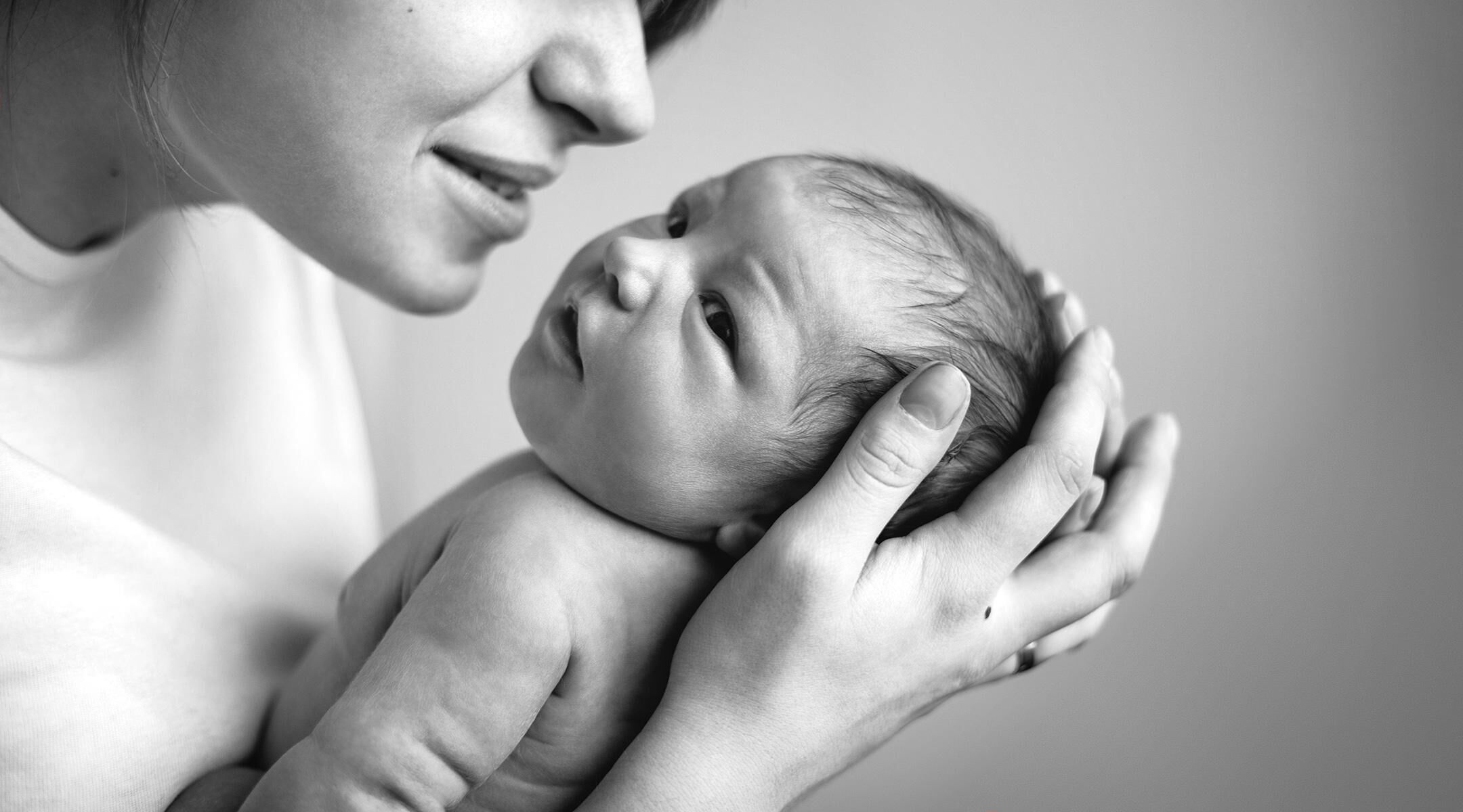 Любовь ребенка проявляется. Фотосессия мама и новорожденный. Мама обнимает новорожденного. Мама и новорожденный. Мать с ребенком.