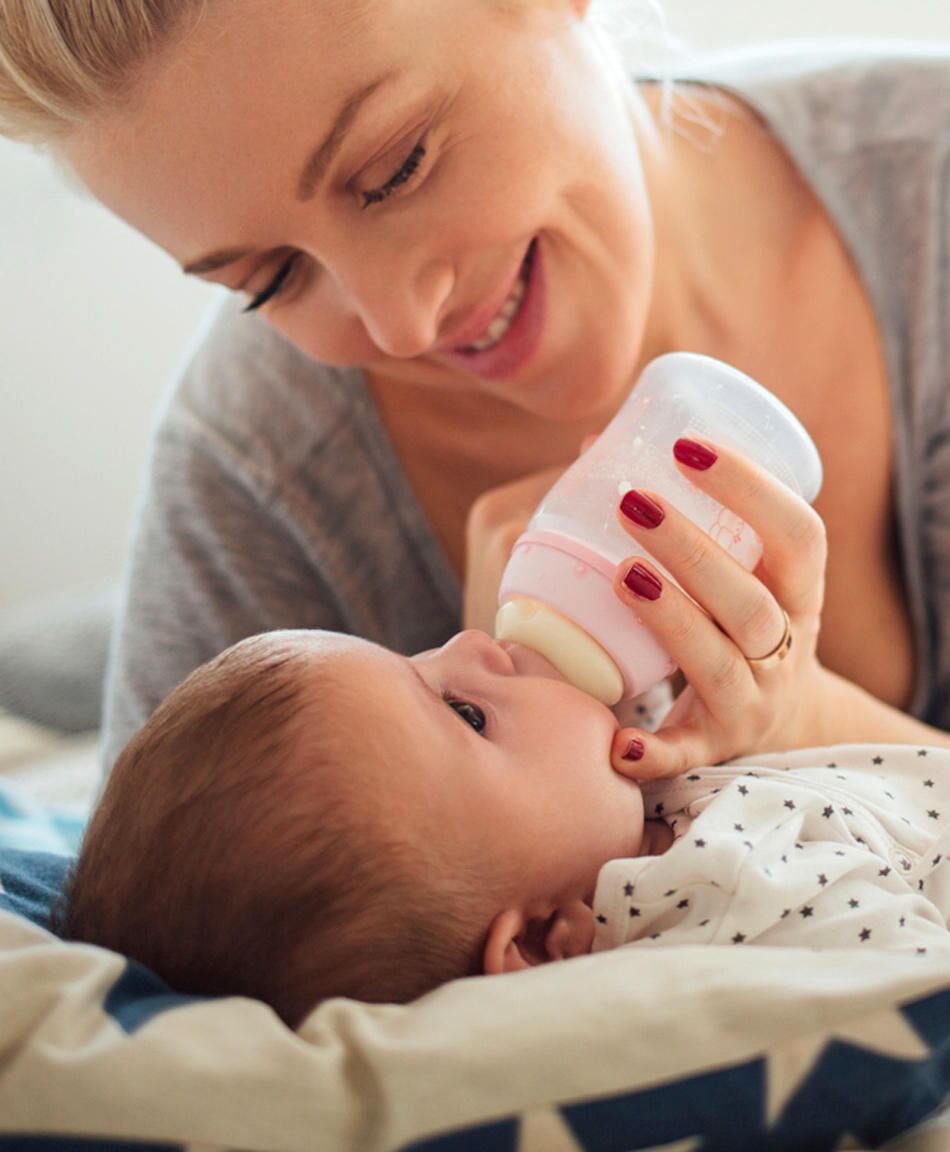 when does babies start holding their own bottle