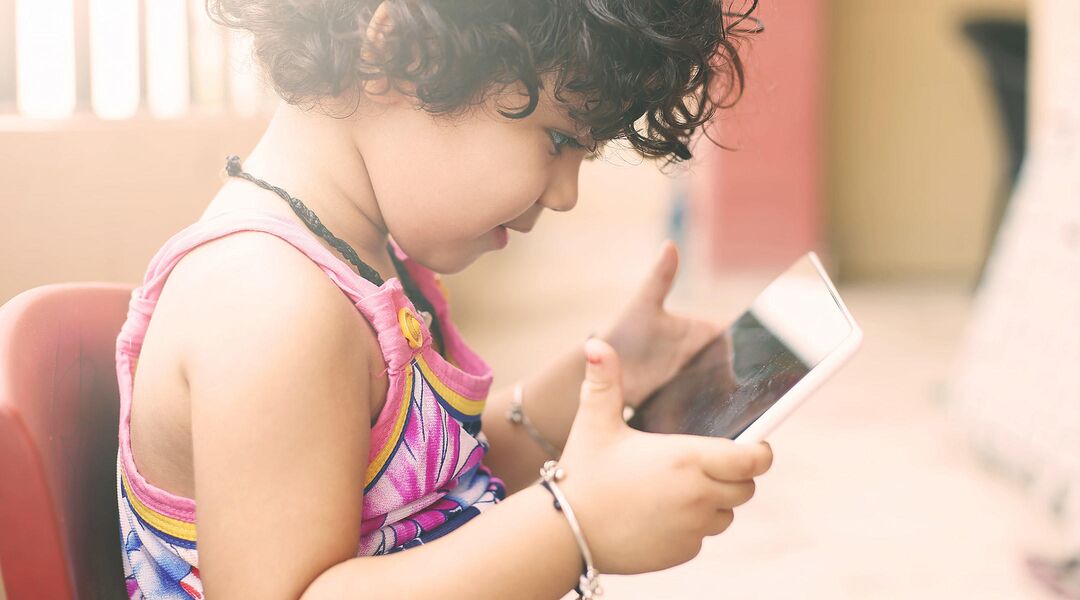 toddler playing ipad tablet iphone apps