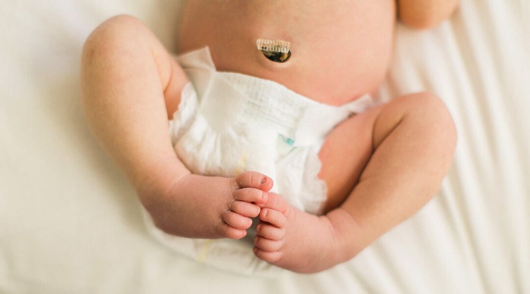 bathing baby before cord falls off