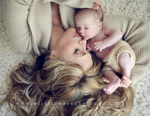 mother and newborn baby photography