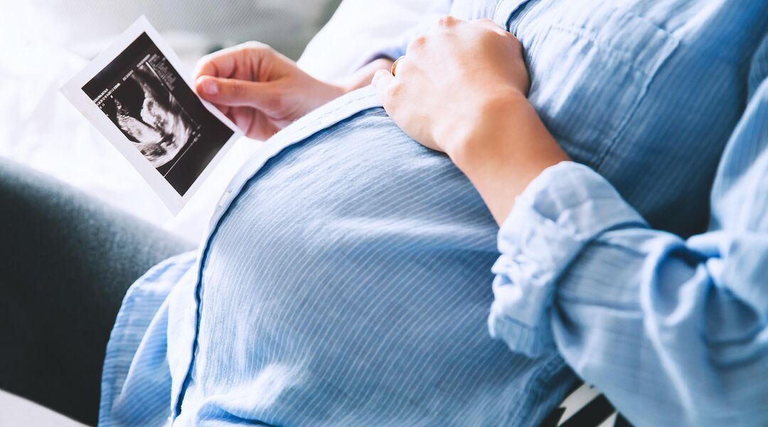 pregnant woman looking at sonogram
