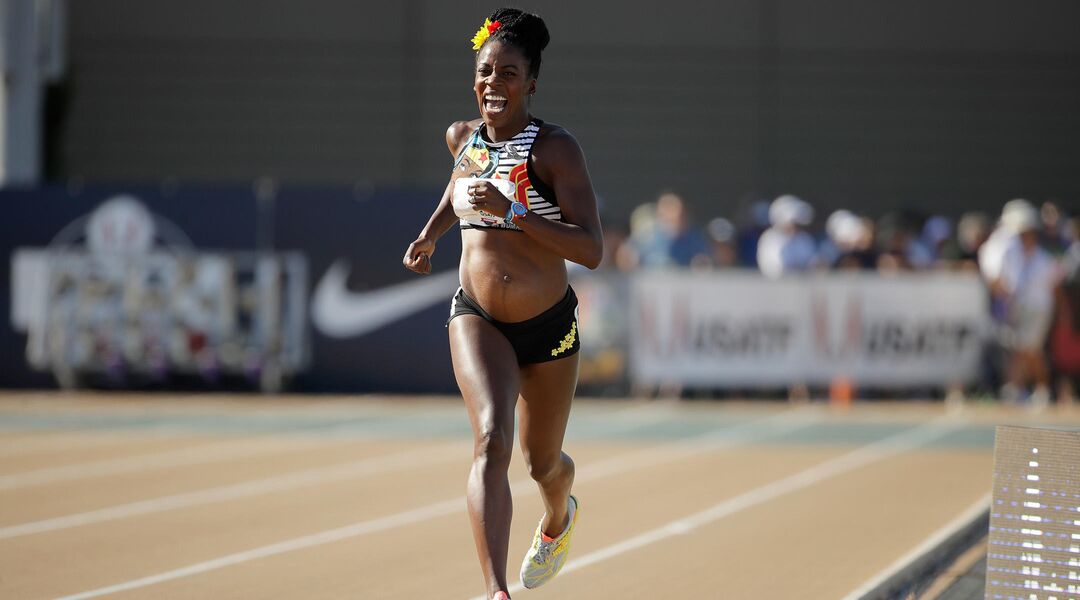 Alysia Montano racing while pregnant in a Wonder Woman top