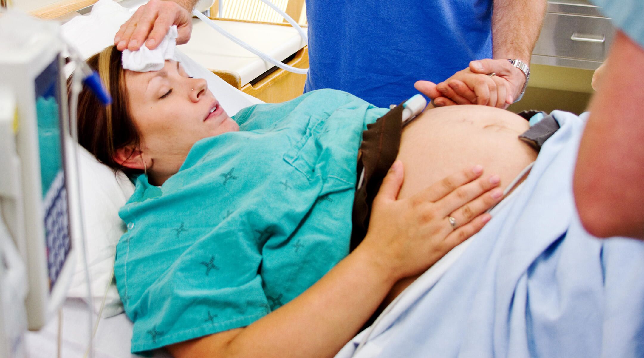 Родоразрешения женщин. Беременные женщины рожают.