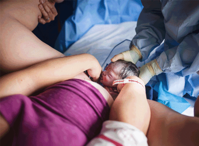 6 Amazing Photos of Women 'Delivering' Their Own Babies