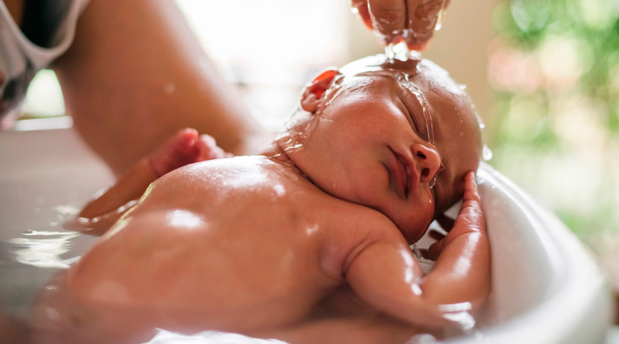 How often should i give my newborn a sponge bath Baby S First Bath How To Bathe A Newborn
