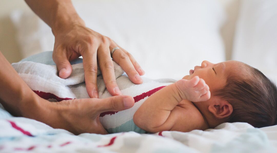 cord blood newborn baby father's hands