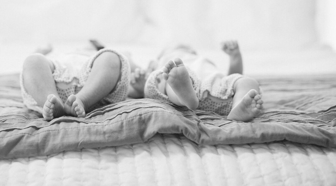 newborn twins in same crib