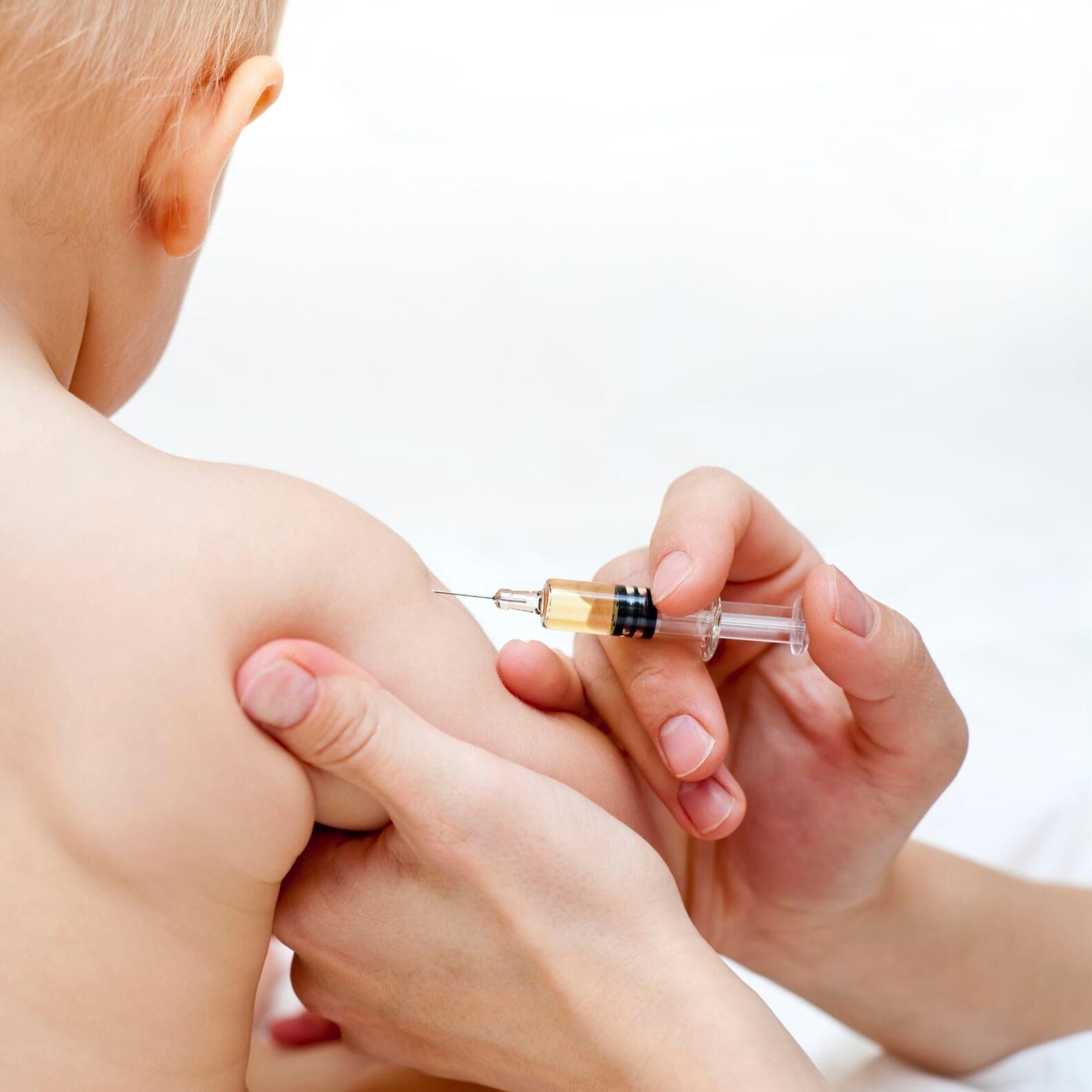 Какая прививка под лопатку взрослым. Корь краснуха паротит вакцина. Вакцина против кори детям. Вакцина в плечо ребенку.