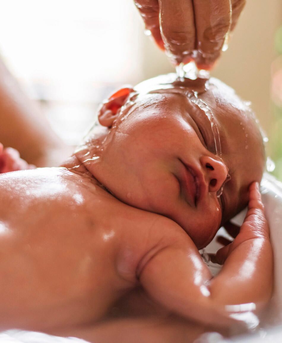 How To Bathe A Newborn Baby At Home / Bathing Your Baby Babycentre Uk - In fact, a simple top and tail bath will suffice.