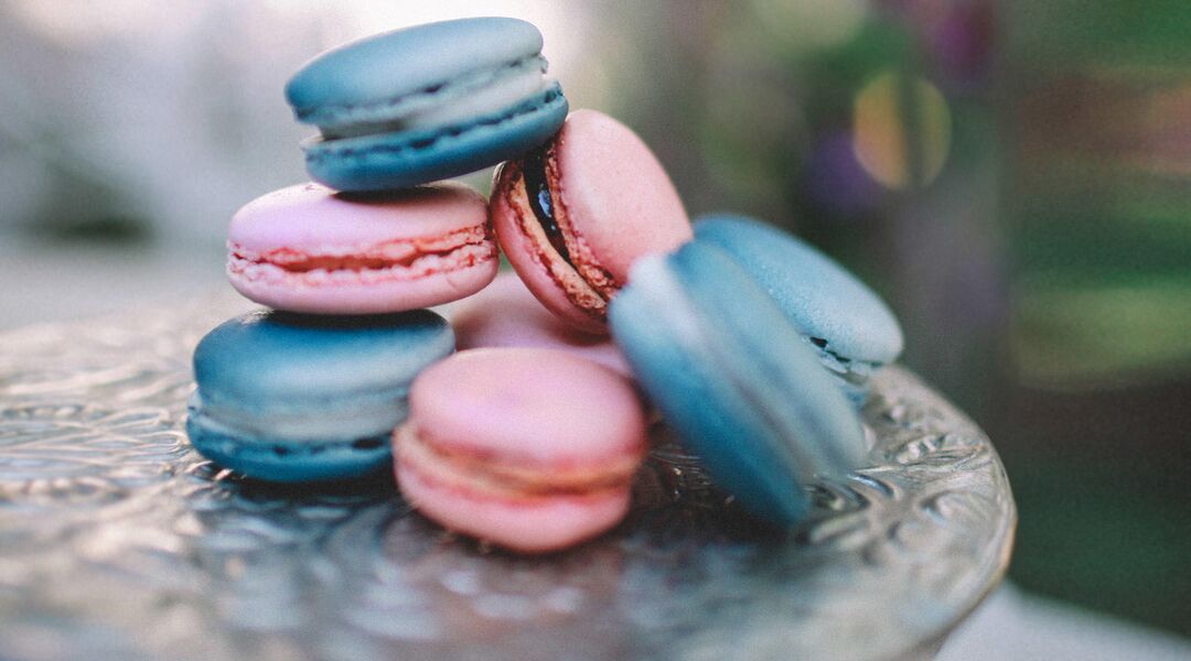 gender reveal dessert pink blue macarons