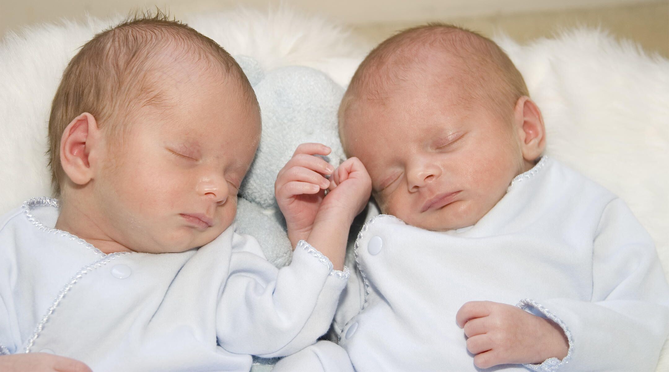 Identical Twins Give Birth On The Same Day 