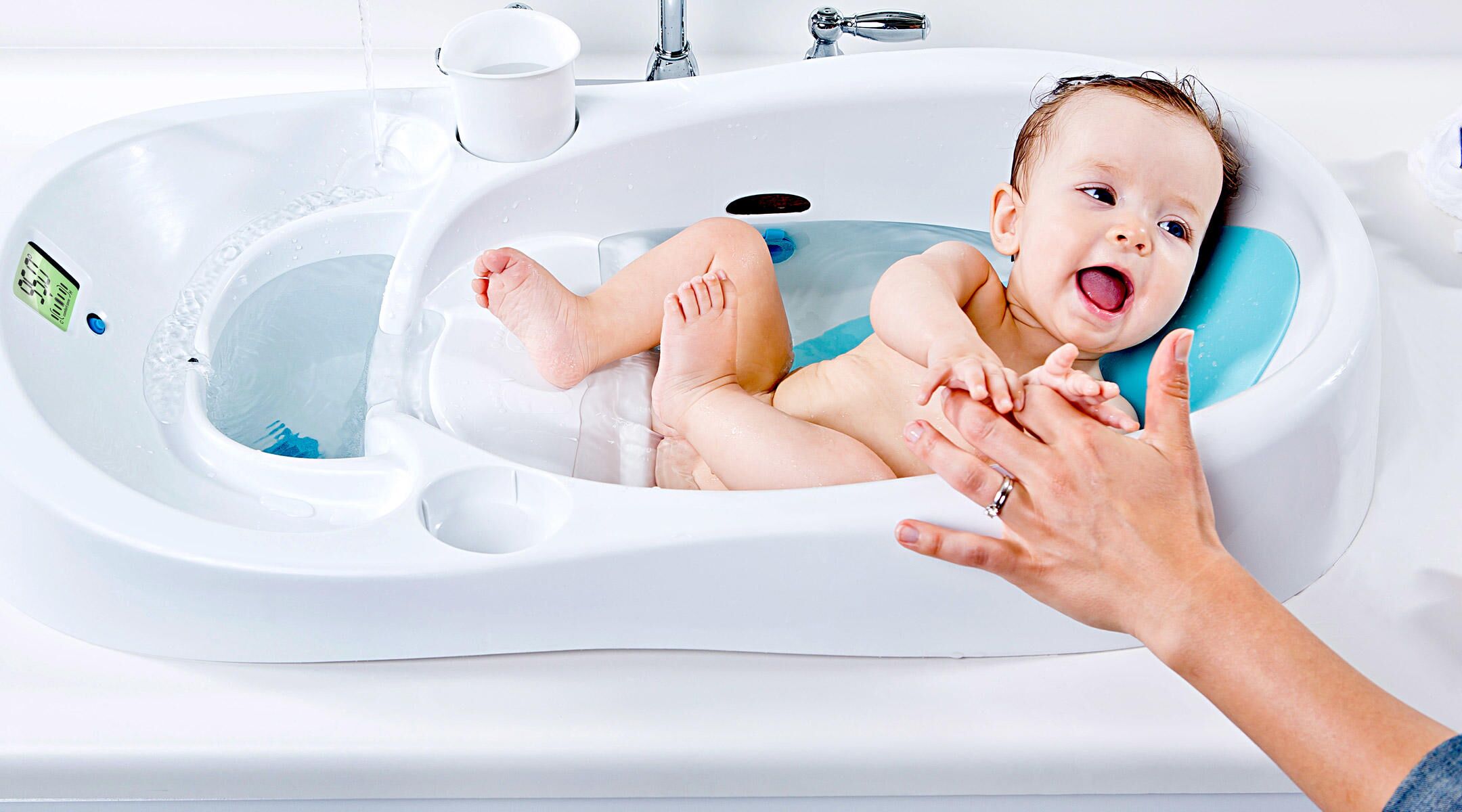 Девочка купать ванночки. 4moms ванночка для купания. Ванна для младенцев для купания. Раковина для купания младенцев. Гигиенические ванны для новорожденных.